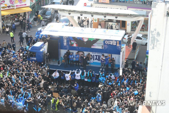 이재명 더불어민주당 대선후보가 15일 대구 동성로를 찾은 뒤 무대에 올라 인사하고 있다. <연합뉴스>